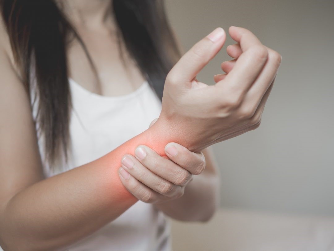 علت درد رگ دست راست چیست و چگونه درمان می‌شود؟