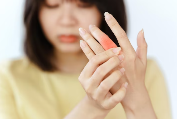 ارتباط بین استرس و درد انگشتان دست علل علائم و راه‌حل‌ها